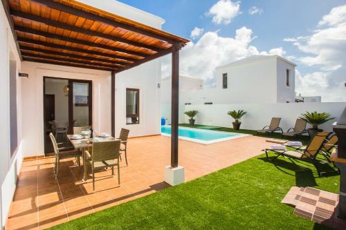 Impeccable 2-bed Villa In Playa Blanca