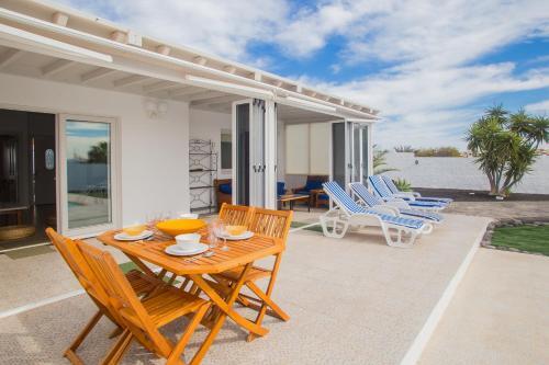 Remarkable 2-bed Villa In Playa Blanca
