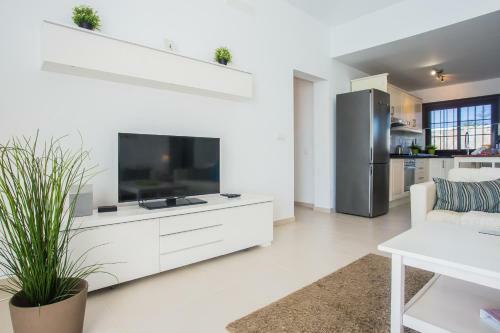 Remarkable 4-bed Villa In Playa Blanca