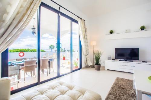 Remarkable 4-bed Villa In Playa Blanca