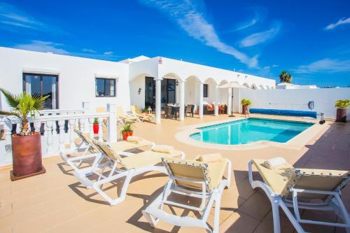 Remarkable 4-bed Villa In Playa Blanca