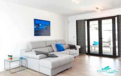 Stunning 4 Bed Villa With Studio In Playa Blanca