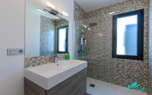 Stunning 4 Bed Villa With Studio In Playa Blanca