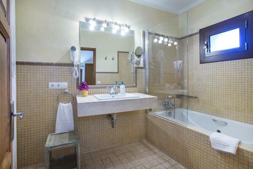 Charming Villa Pau With Great Views