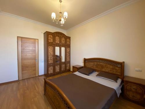 Argishti Street 2 Bedroom Elegance Apartment With Balcony Gl152
