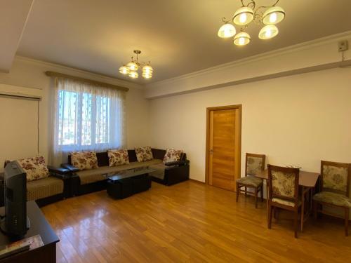Argishti Street 2 Bedroom Elegance Apartment With Balcony Gl152