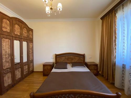 Argishti Street 2 Bedroom Elegance Apartment With Balcony Gl152