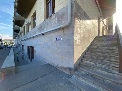 Argishti Street 2 Bedroom Elegance Apartment With Balcony Gl152