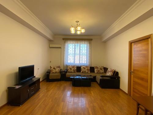 Argishti Street 2 Bedroom Elegance Apartment With Balcony Gl152