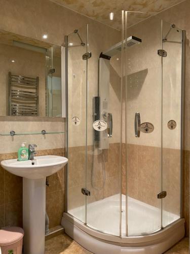 Argishti Street 2 Bedroom Elegance Apartment With Balcony Gl152