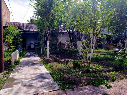 Hostal Flora's Guest House