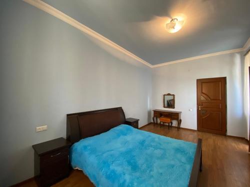 Argishti Street, 2 Bedrooms Spacious, Sunny Apartment Gl148