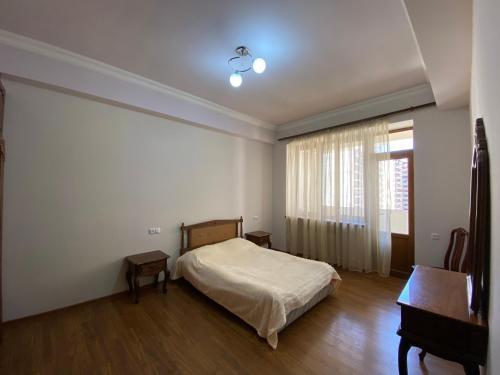 Argishti Street, 2 Bedrooms Spacious, Sunny Apartment Gl148