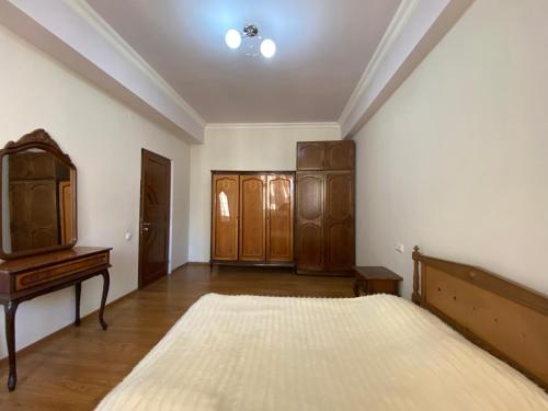 Argishti Street, 2 Bedrooms Spacious, Sunny Apartment Gl148