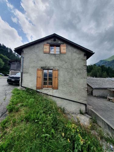 Chalet Au Milieu Des Montagnes