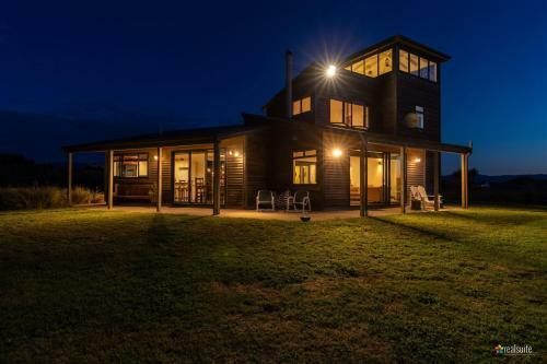 Idyllic Ocean Front Beach House - Waikawa Beach