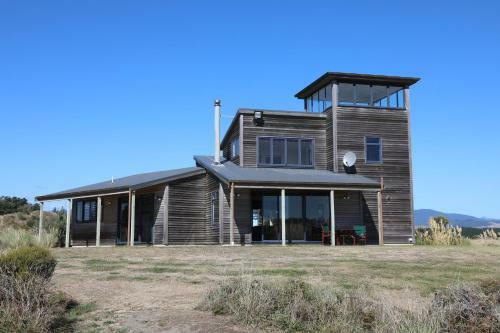 Idyllic Ocean Front Beach House - Waikawa Beach