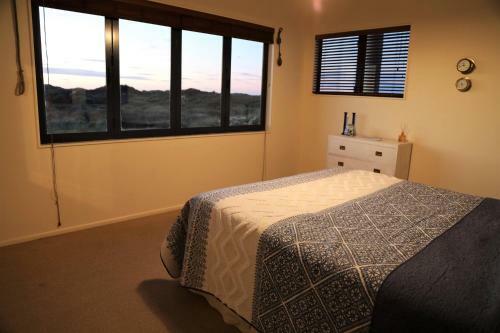 Idyllic Ocean Front Beach House - Waikawa Beach