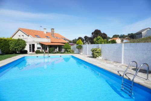 Casa Con Piscina En Razo
