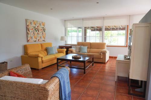 Casa Con Piscina En Razo