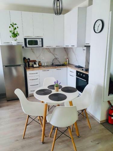 Rovena's Apartment - Free Parking