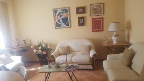 2 Bd Apartment, 2 Min From Skanderbeg Square.!!!.