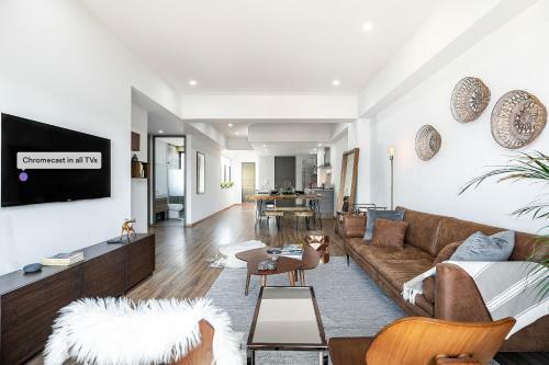 La Roma Modern & Tech Apt, Private Terrace W View!
