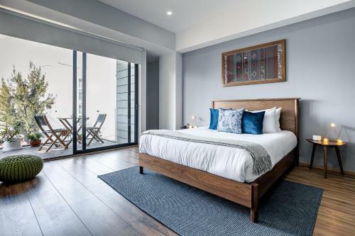 La Roma Modern & Tech Apt, Private Terrace W View!