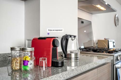 La Roma Modern & Tech Apt, Private Terrace W View!