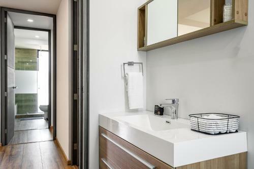 La Roma Modern & Tech Apt, Private Terrace W View!