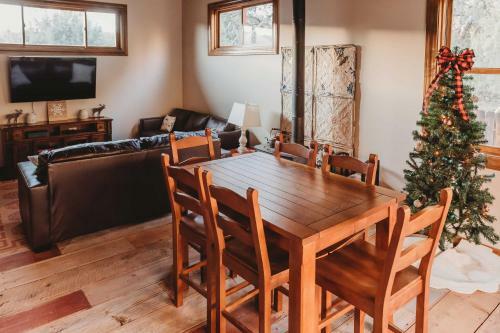 The Rustic Hideaway Cabin River View And Fire Pit