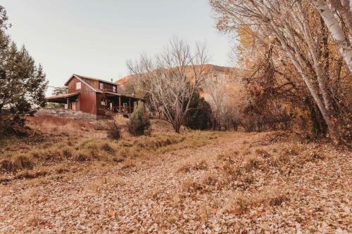 The Rustic Hideaway Cabin River View And Fire Pit