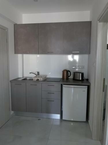 P.l Hermes Studios & Apartments