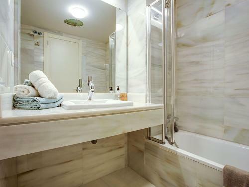 Beautiful Apartment In Roquetas de Mar With Swimming Pool