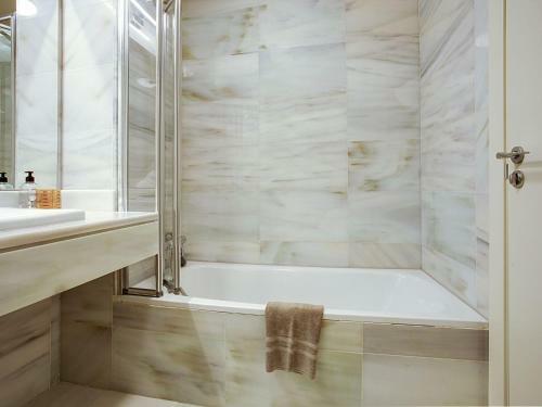 Beautiful Apartment In Roquetas de Mar With Swimming Pool