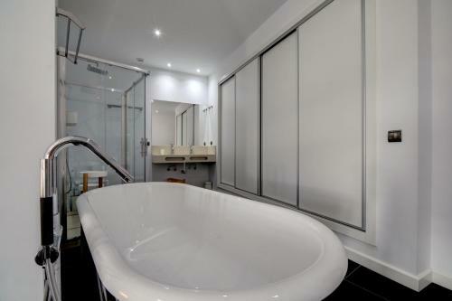Wonderful Views In Luxury Apartment
