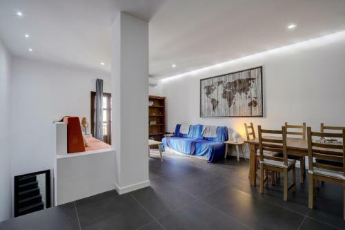 Wonderful Views In Luxury Apartment