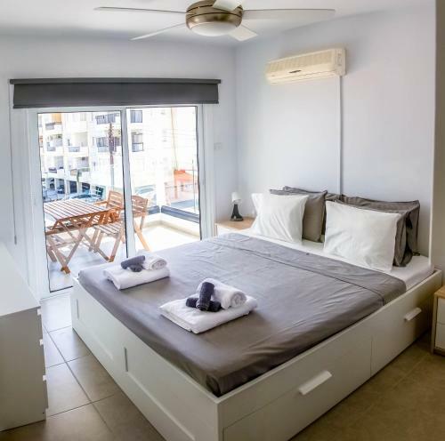 Contemporary 1-bedroom Seaview Apartment