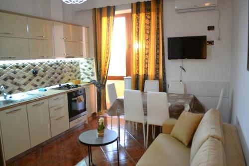 Kela's Central 5 Bd Apartment