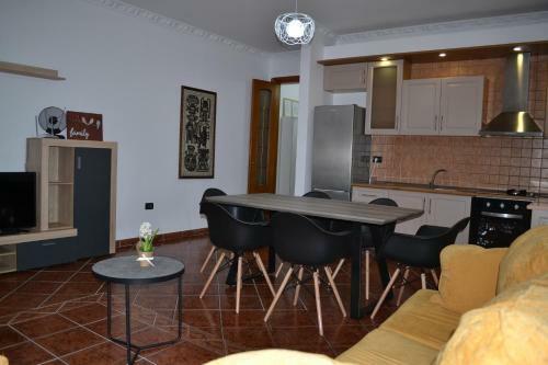 Kela's Central 5 Bd Apartment