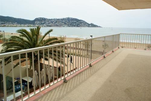 Apartamento En Primera Linea De Mar, Roses
