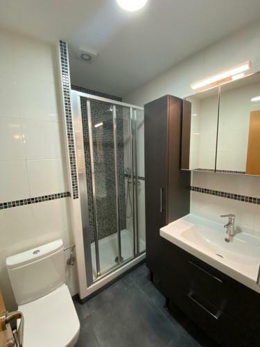 Entire New Apartment 20' From Barcelona