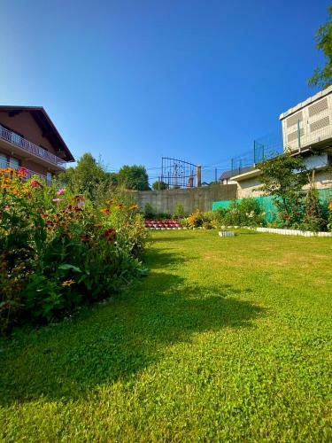 Family Flower House