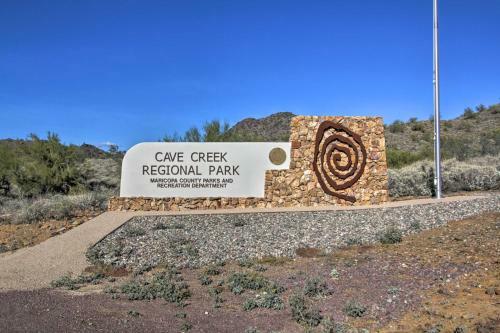 Apartamento Cave Creek Southwestern Studio With Fireplace!