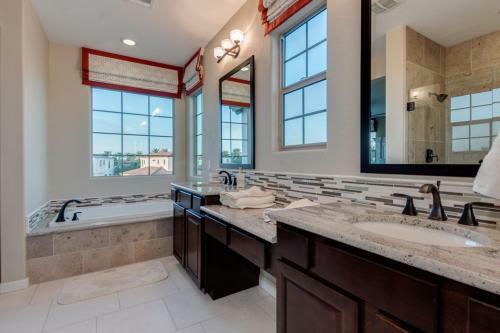 Luxurious Waterfront Oasis With Fire Pit Bbq!! Home