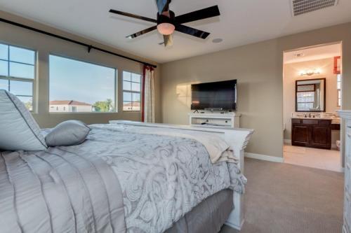 Luxurious Waterfront Oasis With Fire Pit Bbq!! Home