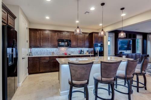 Luxurious Waterfront Oasis With Fire Pit Bbq!! Home