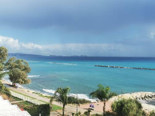 Beachfront Suites - Best Location Peaceful Green Place