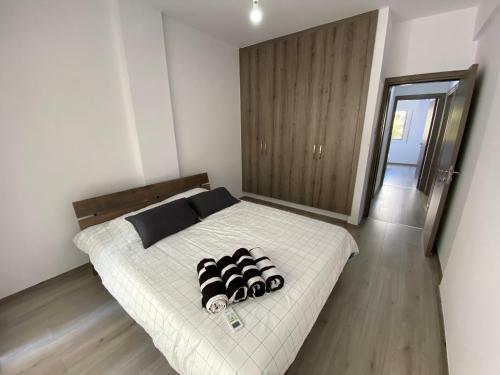 2 Bedroom Self Contained Apartment Opposite The Four Seasons Hotel