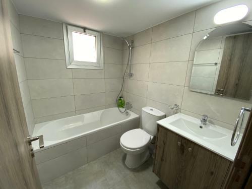 2 Bedroom Self Contained Apartment Opposite The Four Seasons Hotel